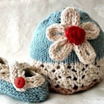 örgü çiçek motifli bebek şapka ve patik modeli