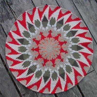 ağaç desenli renkli örgü sehpa örtüsü