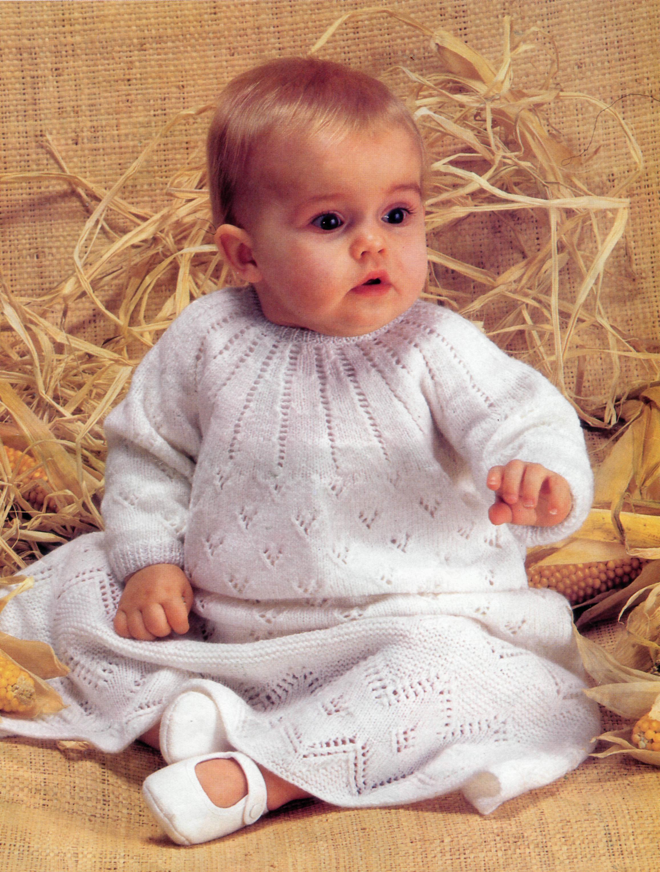 beyaz renkli delikli modelli örgü bebek elbise modeli