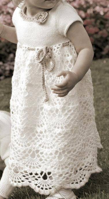 beyaz tığ ve şiş ile örülen bebek elbise