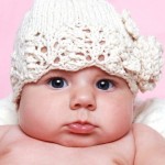 krem gül motifli bebek şapkası