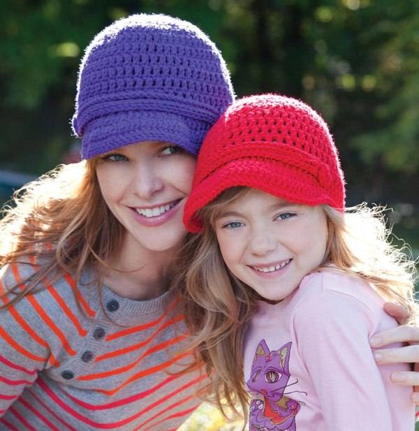 tığ işi anne ve kız için takım halinde örülmüş kasket modeli şapkalar