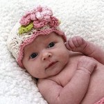 çiçek motifli bebek şapkaları
