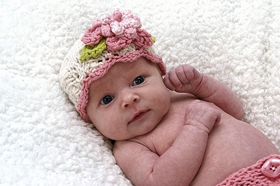 çiçek motifli bebek şapkaları