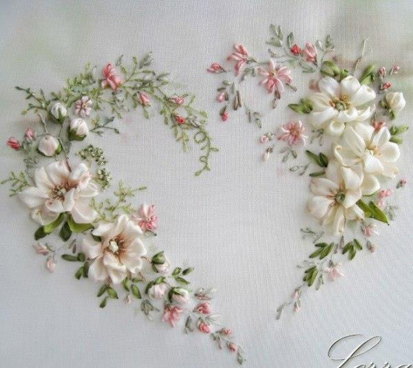 kalp ve beyaz çiçekler kurdele nakışı ile