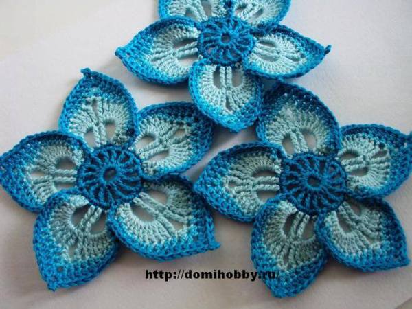 mavi tonlu örgü çiçek motifleri
