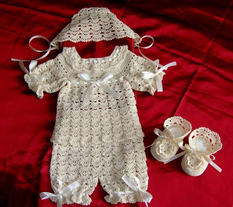 krem örgü bebek elbisesi